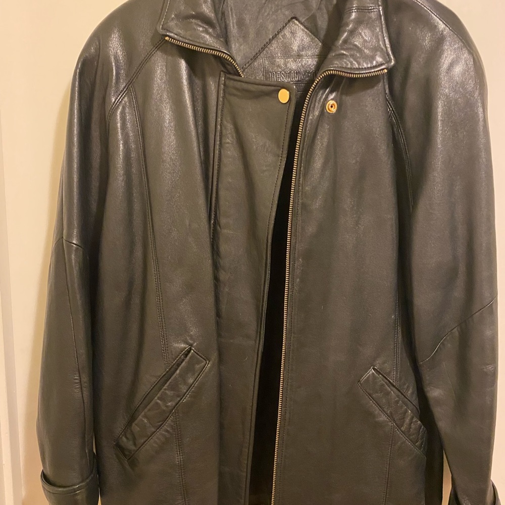 Preston & York women's lamb skin leather jacket. Pit to pit: 23". Length:27"